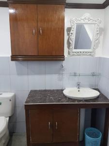 y baño con lavabo y espejo. en 2BD, 2BR condo Penthouse, en Davao City