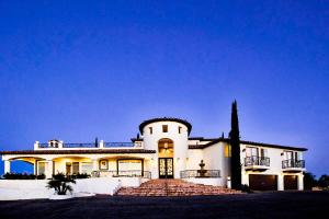een groot wit huis met een trap ervoor bij Via del Sur by AvantStay Private Spanish Villa w Views Walk to Wineries in Temecula