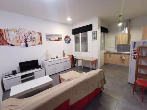 uma sala de estar com uma cama e uma cozinha em Sopranis del MAR Apartamento centro Cádiz, junto playa y estación em Cádis mais 23 fotografias