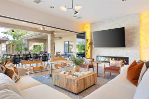 uma sala de estar com um sofá e uma lareira em Casa Palmera by AvantStay Entertainers Oasis w Guesthouse Minutes from Coachella Valley em Bermuda Dunes