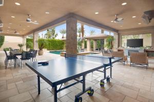 una mesa de ping pong en medio de un patio en Casa Palmera by AvantStay Entertainers Oasis w Guesthouse Minutes from Coachella Valley, en Bermuda Dunes