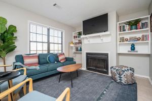 ein Wohnzimmer mit einem Sofa und einem Kamin in der Unterkunft Luxurious Extended Stay Dream~3 Kings~Desks~TV's in Snellville