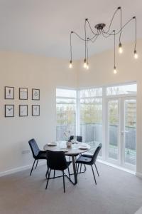 a dining room with a table and chairs at Premium Nights - Harry Potter, Professional, Family stay in Watford