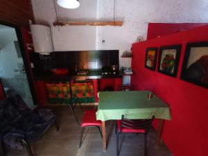 Titernig del Monte في كابيلا ديل مونتي: غرفة طعام مع طاولة خضراء وكراسي
