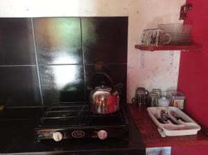 uma chaleira de chá sentada num fogão numa cozinha em Titernig del Monte em Capilla del Monte