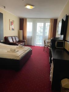 Televízia a/alebo spoločenská miestnosť v ubytovaní Apartament prywatny w Hotelu Diva SPA