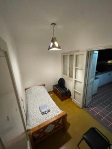 um quarto com uma cama, uma mesa e uma luz em Silvia em Mendoza