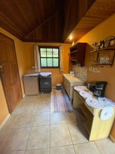 una pequeña cocina con fogones y fregadero en CHALÉ vista linda- VISCONDE DE MAUA, en Bocaina de Minas
