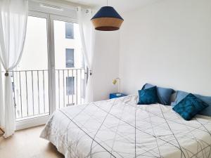 um quarto com uma cama e uma grande janela em EXIGEHOME-Beautifull T4 near Paris La Défense-Champs Elysée em Rueil-Malmaison