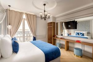 una camera d'albergo con letto e TV di Luxury 7 bedrooms & 5 Bathrooms Monument View Terrace -Champs Elysées a Parigi