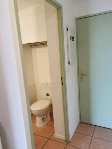 ein kleines Bad mit WC und Tür in der Unterkunft Superbe Studio de 23m² in Nîmes