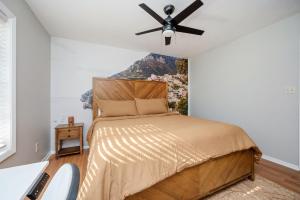 Schlafzimmer mit einem Bett und einem Deckenventilator in der Unterkunft Luxurious Extended Stay Dream~3 Kings~Desks~TV's in Snellville