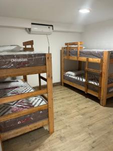 Cette chambre comprend 3 lits superposés. dans l'établissement Cabana Alvorada Hostel, à Balneário Camboriú