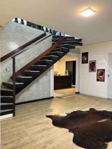 - un salon avec un escalier dans une maison dans l'établissement Cabana Alvorada Hostel, à Balneário Camboriú
