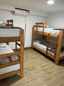 Katil dua tingkat atau katil-katil dua tingkat dalam bilik di Cabana Alvorada Hostel