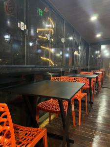 une rangée de tables et de chaises dans un restaurant dans l'établissement Cabana Alvorada Hostel, à Balneário Camboriú