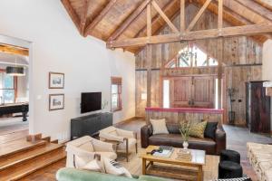 ein Wohnzimmer mit einem Sofa und einem TV in der Unterkunft Dolcetto by AvantStay Wine Country Mansion Minutes from Vineyards in Paso Robles