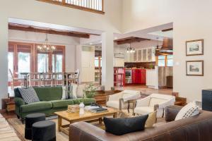 ein Wohnzimmer mit Sofas und einem Tisch in der Unterkunft Dolcetto by AvantStay Wine Country Mansion Minutes from Vineyards in Paso Robles