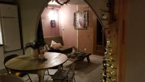 sala de estar con mesa y sala de estar con árbol de Navidad en La Cérisole, en Saint-Étienne-de-Tinée