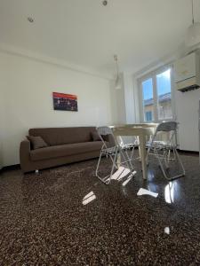 una sala de estar con un sofá y una mesa en Casa Alizeri FREE PARKING COPERTO, 2 min a piedi, en Génova