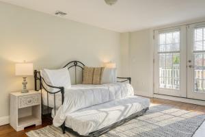- une chambre blanche avec un lit et des draps blancs dans l'établissement Rockspring by AvantStay Huge Berkshires Estate, à Stockbridge