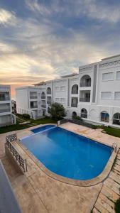 ein großes Apartmenthaus mit großem Pool in der Unterkunft Appartement complexe dream hills in Tangier