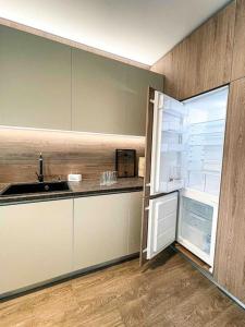Glamorous 1BR condo w/free parking