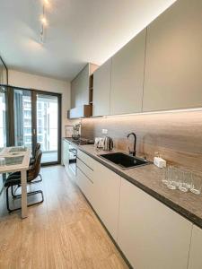 Glamorous 1BR condo w/free parking
