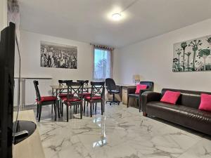 Una sala de estar con una mesa y sillas y un sofá. en Champs Harmony *Paris*Disney*, en Champs-Sur-Marne