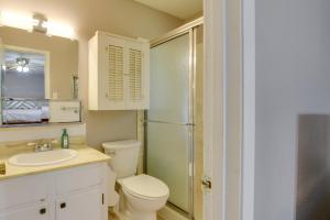 Koupelna v ubytování Beaumont Rental Home about 2 Mi to Gulf Terrace Park! + 20 fotografií