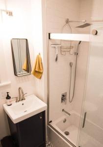 Ένα μπάνιο στο Modern Home In Heart Of Downtown Klamath Falls +41 φωτογραφίες