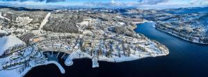 eine Luftansicht einer Stadt im Schnee in der Unterkunft Apartment KORZO 318/3 in Lipno nad Vltavou