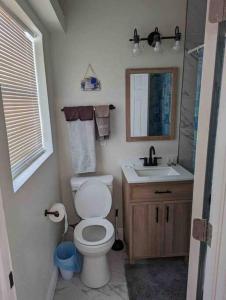 La salle de bains est pourvue de toilettes et d'un lavabo. dans l'établissement Renovate Large Studio 21-Directly Across Beach, à St. Pete Beach
