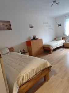 um quarto com duas camas num quarto em Leineblick em Seelze