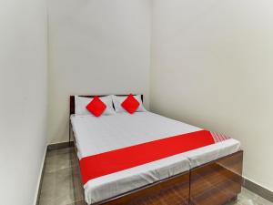 Łóżko lub łóżka w pokoju w obiekcie OYO Star Light Hotel