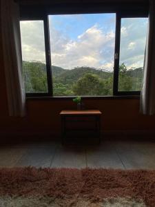 Habitación con ventana con mesa y vistas. en CHALÉ vista linda- VISCONDE DE MAUA, en Bocaina de Minas