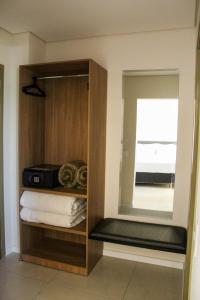 Habitación con espejo y armario. en Porto das Asas Park Hotel, en Andradas