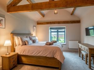 een slaapkamer met een groot bed en een raam bij 4 bed in Monmouth 83768 in Saint Weonards