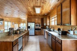 Η κουζίνα ή μικρή κουζίνα στο Hickory Ridge by AvantStay Incredible Private Elevated Cabin Sleeps 20