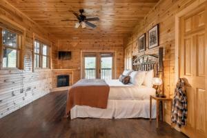 Säng eller sängar i ett rum på Hickory Ridge by AvantStay Incredible Private Elevated Cabin Sleeps 20