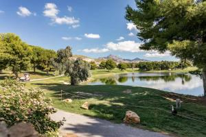 ムチャメルにあるGolf Bonalba Alicante "Servall Host"の公園内の湖の景色