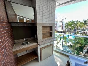 baño con lavabo y ventana grande en Boulevard Bombinhas - Um condomínio Completo que vai te encantar, en Bombinhas