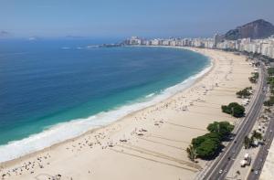 una vista aérea de una playa con gente en ella en Posto 4- Copacabana vista total mar 1003, en Río de Janeiro