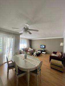 ein Wohnzimmer mit einem Tisch und einem Sofa in der Unterkunft Daire Plaja Sadece 700 M Uzaklıkta in Antalya