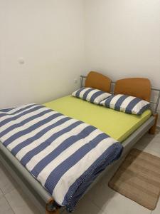 ポスシエにあるDoraのベッド(青と白のストライプの枕付)