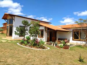 a house with a garden in front of it at Casa Candeia in Diamantina