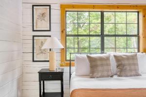 a bedroom with a bed and a window at Foxview by AvantStayCabin 20min from Pigeon Forge in Gatlinburg