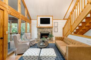 a living room with a couch and a fireplace at Foxview by AvantStayCabin 20min from Pigeon Forge in Gatlinburg