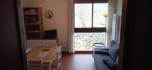 Televízia a/alebo spoločenská miestnosť v ubytovaní Appartement St Lary Soulan pied des pistes (le Pla d’Adet) 5 personnes