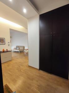 uma sala de estar com um armário preto e um sofá em Casa di Roby em Bari